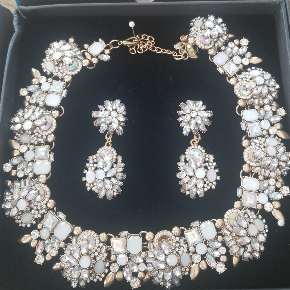 Statement necklace with earrings